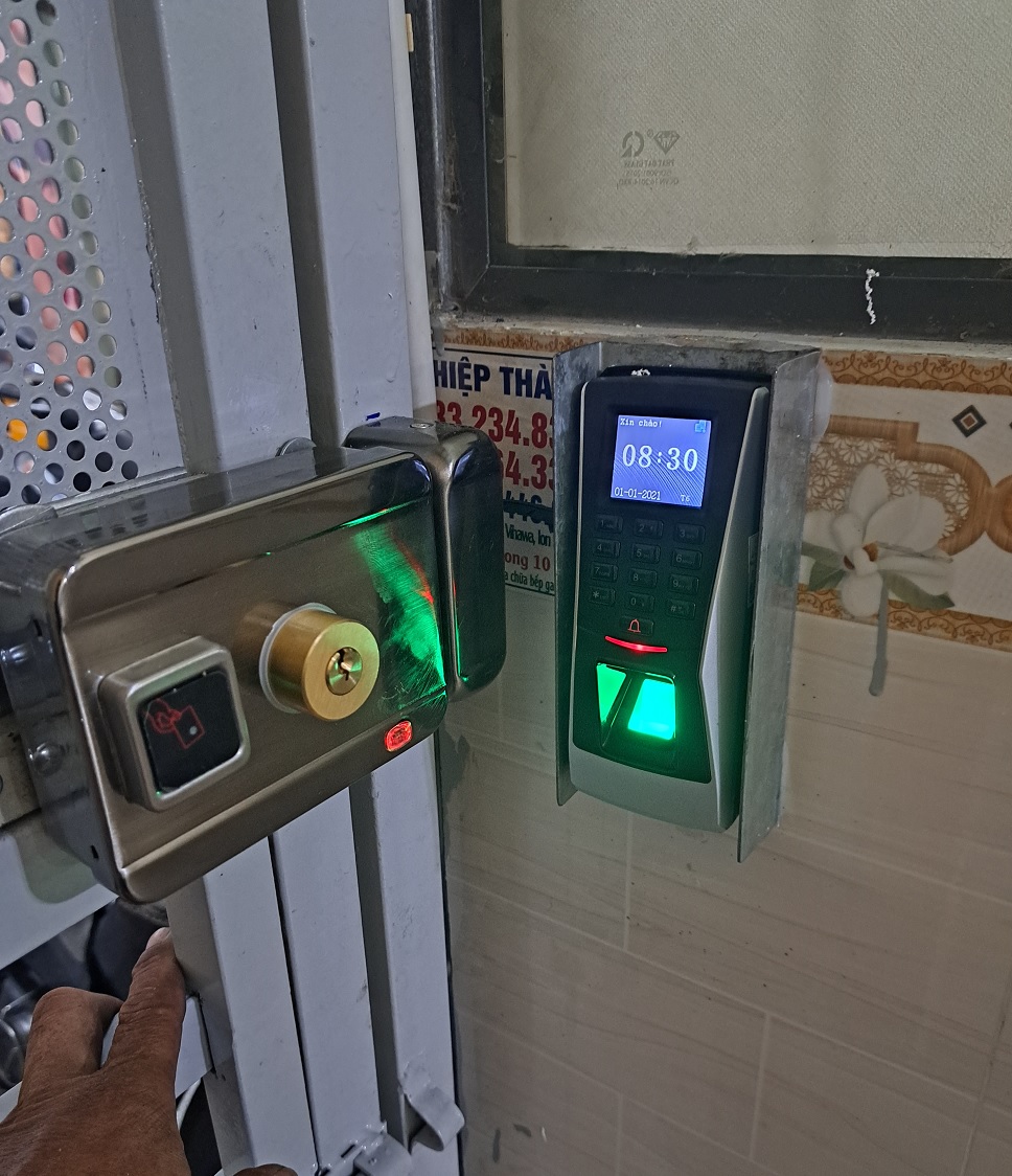 Khóa vân tay nhà trọ: nên chọn loại một mặt hay hai mặt?