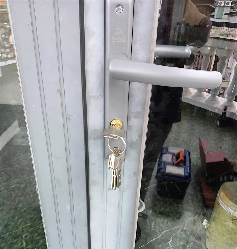 Góc nhìn gần tay gạt và ruột khóa để tham khảo vị trí lắp.