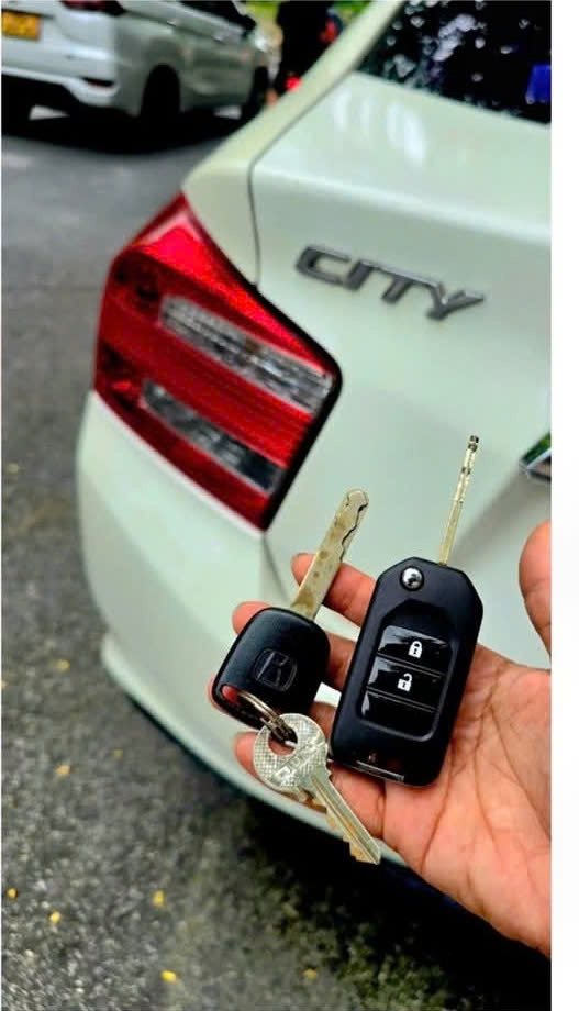 Chìa gập và remote bên xe Honda City.