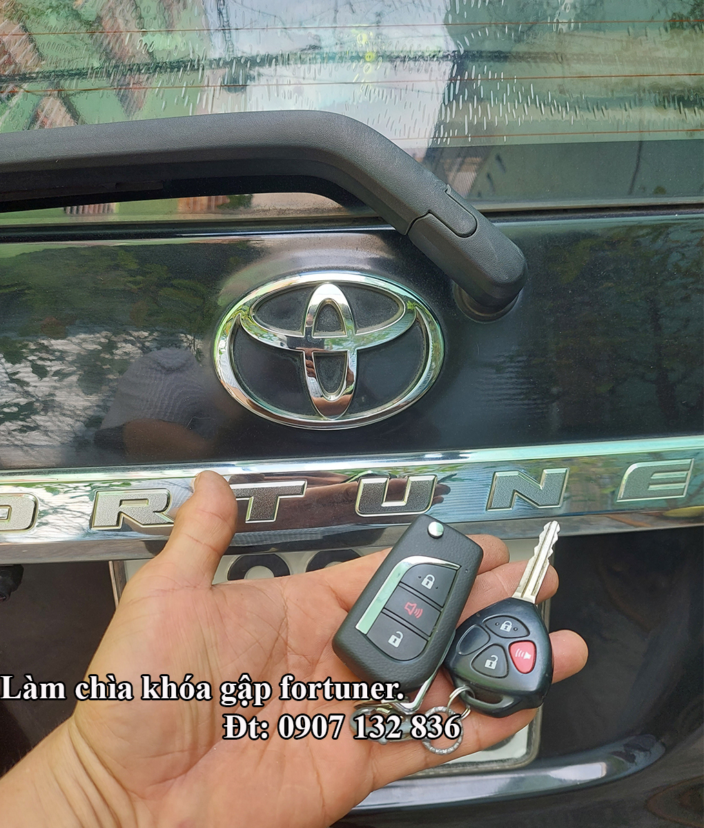 Làm chìa khóa gập xe toyota