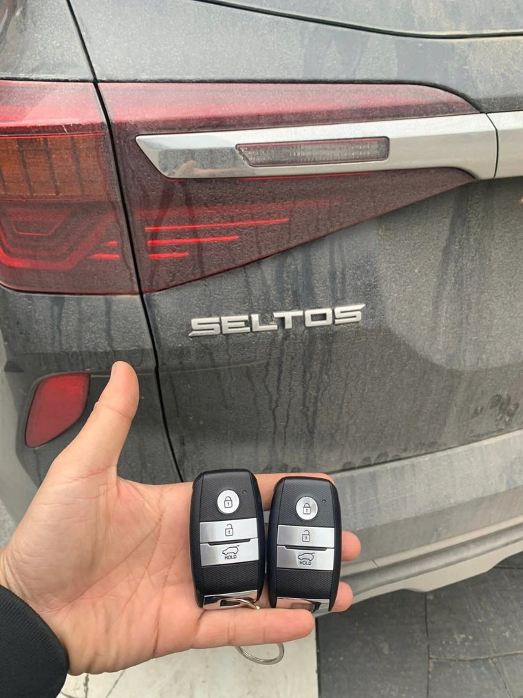 Remote bên xe Kia Seltos trong tư liệu cửa hàng.
