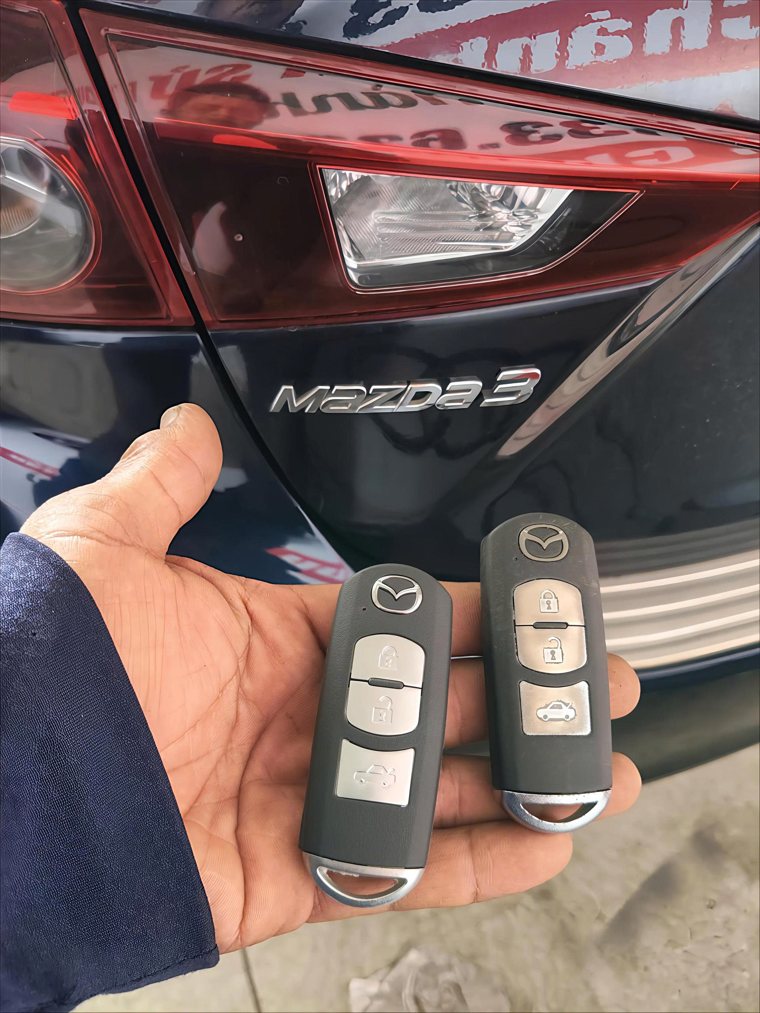 Remote bên xe Mazda3; không suy ra cấu hình chìa chỉ từ tên dòng xe.
