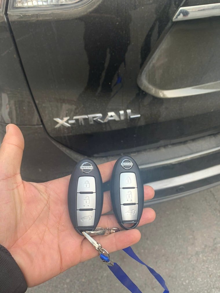 Hai remote bên xe Nissan X-Trail.
