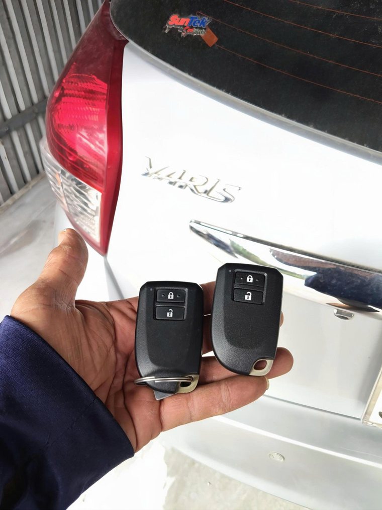 Remote bên xe Toyota Yaris; loại chìa cần xác nhận theo đúng phiên bản.