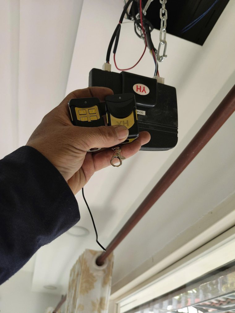 Tay điều khiển bên thiết bị cửa; cần xác định đúng bộ nhận trước khi làm lại.