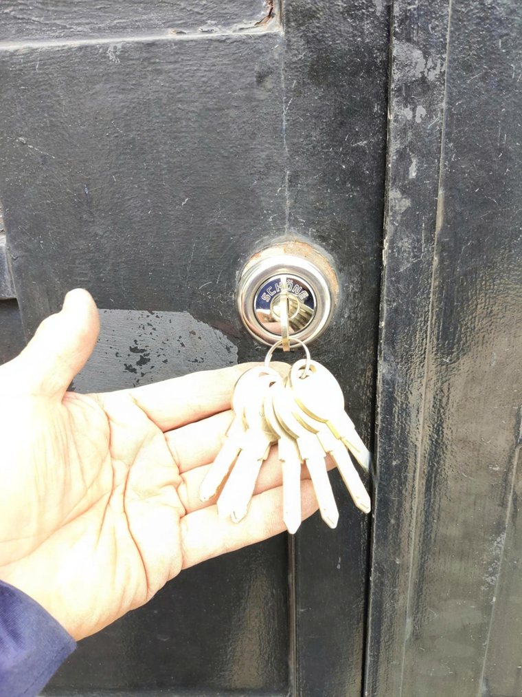 Ruột khóa cơ và chùm chìa trong tư liệu cửa hàng.