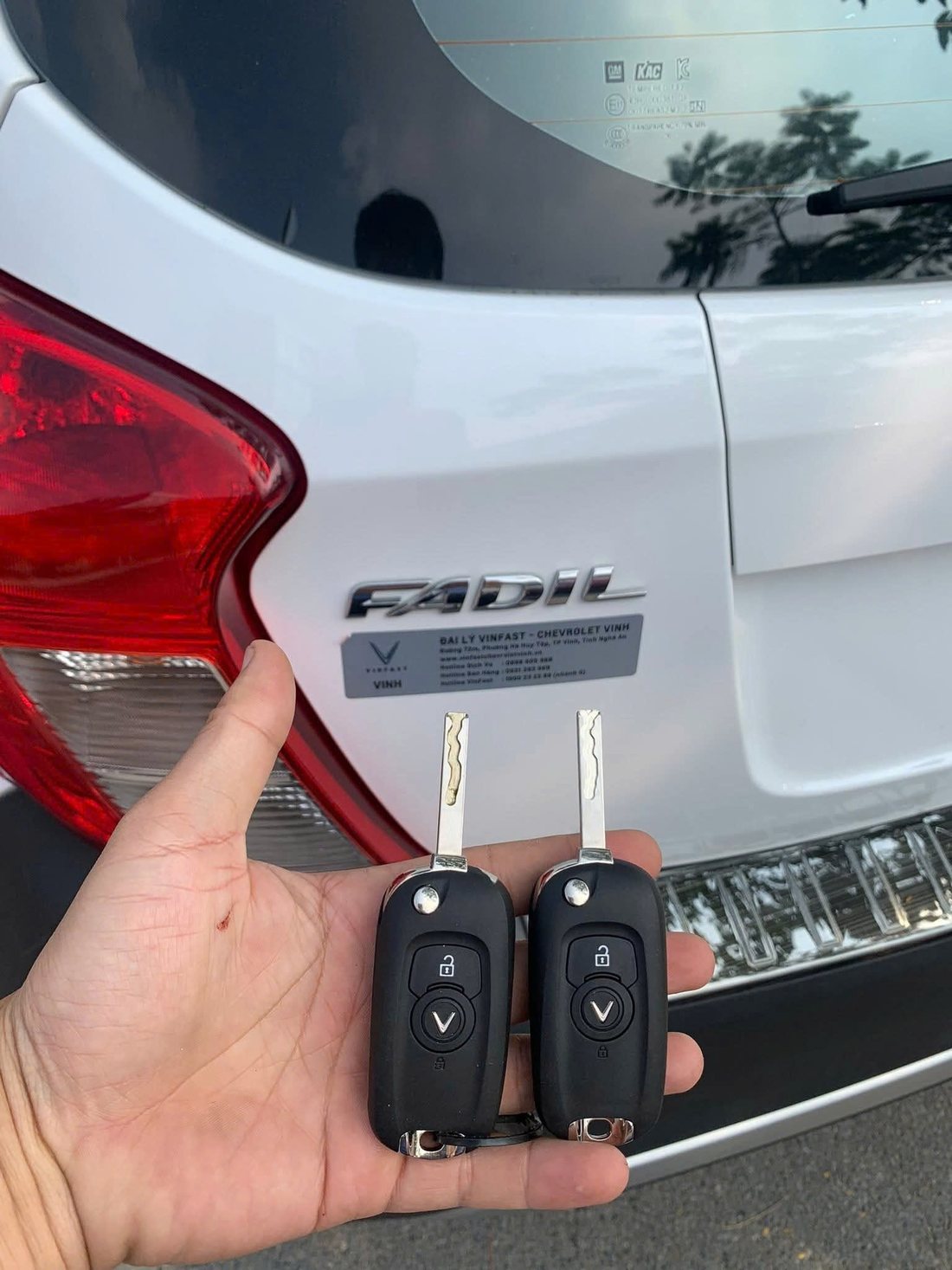 Chìa có lưỡi và nút điều khiển cửa.