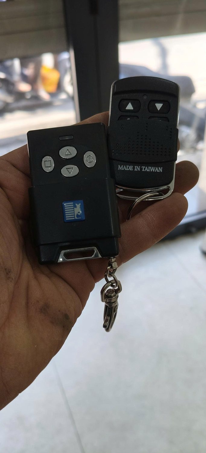 Hai kiểu remote điều khiển cửa.