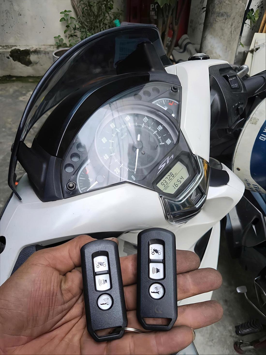 Hai remote Honda cạnh cụm đồng hồ.