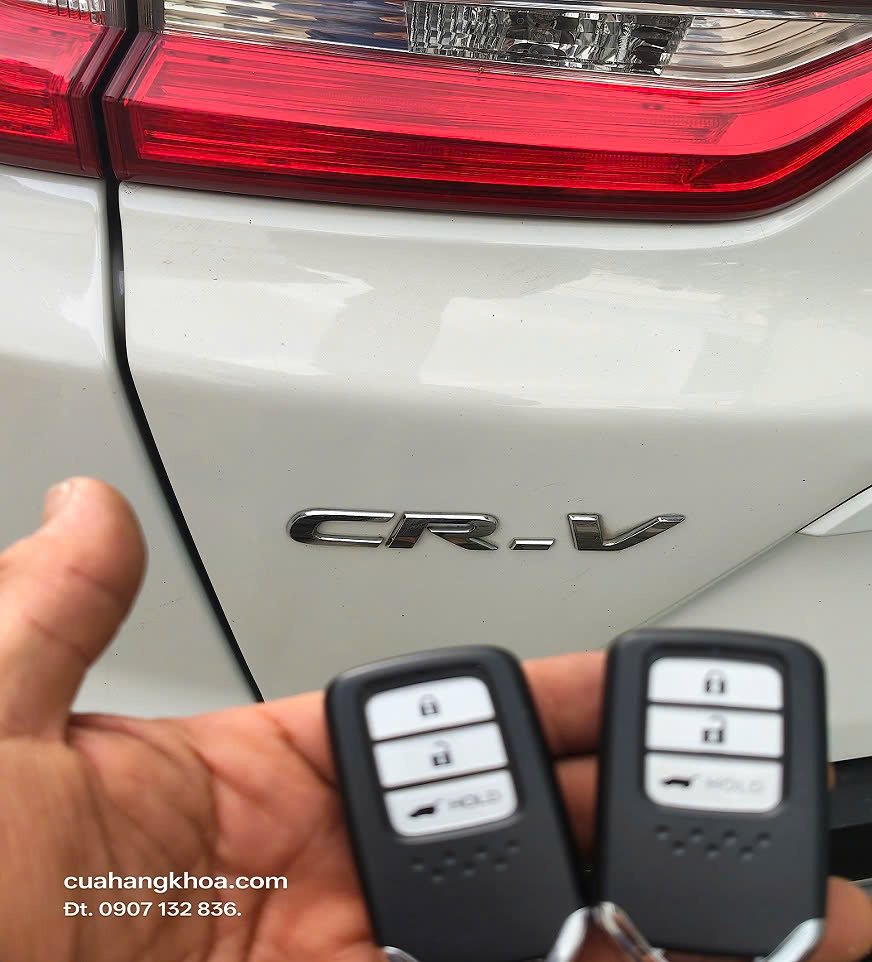 Hai remote bên xe Honda CR-V.