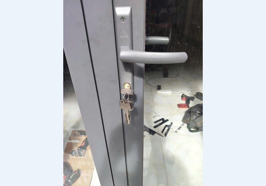 Khóa cửa bị kẹt không xoay được chìa: khi nào nên gọi thợ?