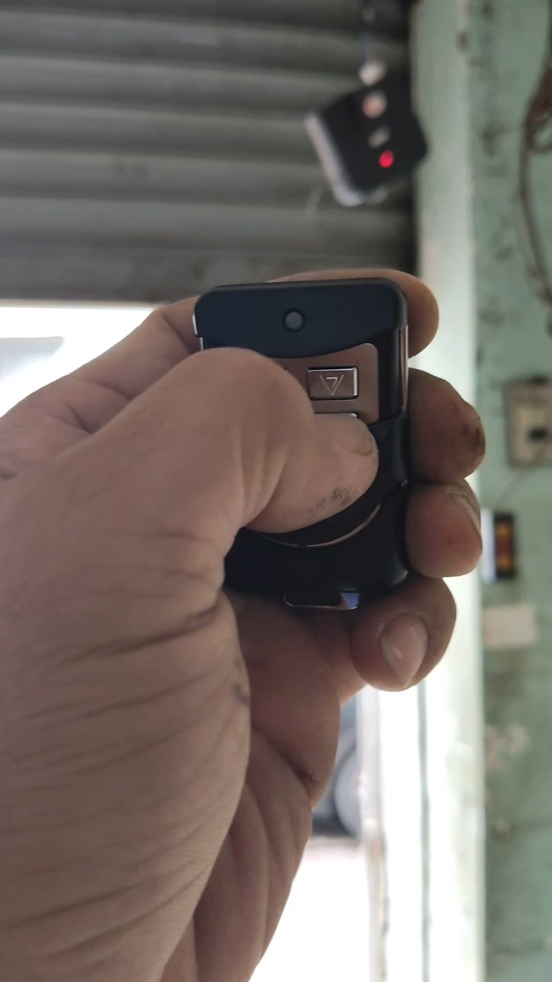Tay điều khiển trong video kiểm tra cửa cuốn.