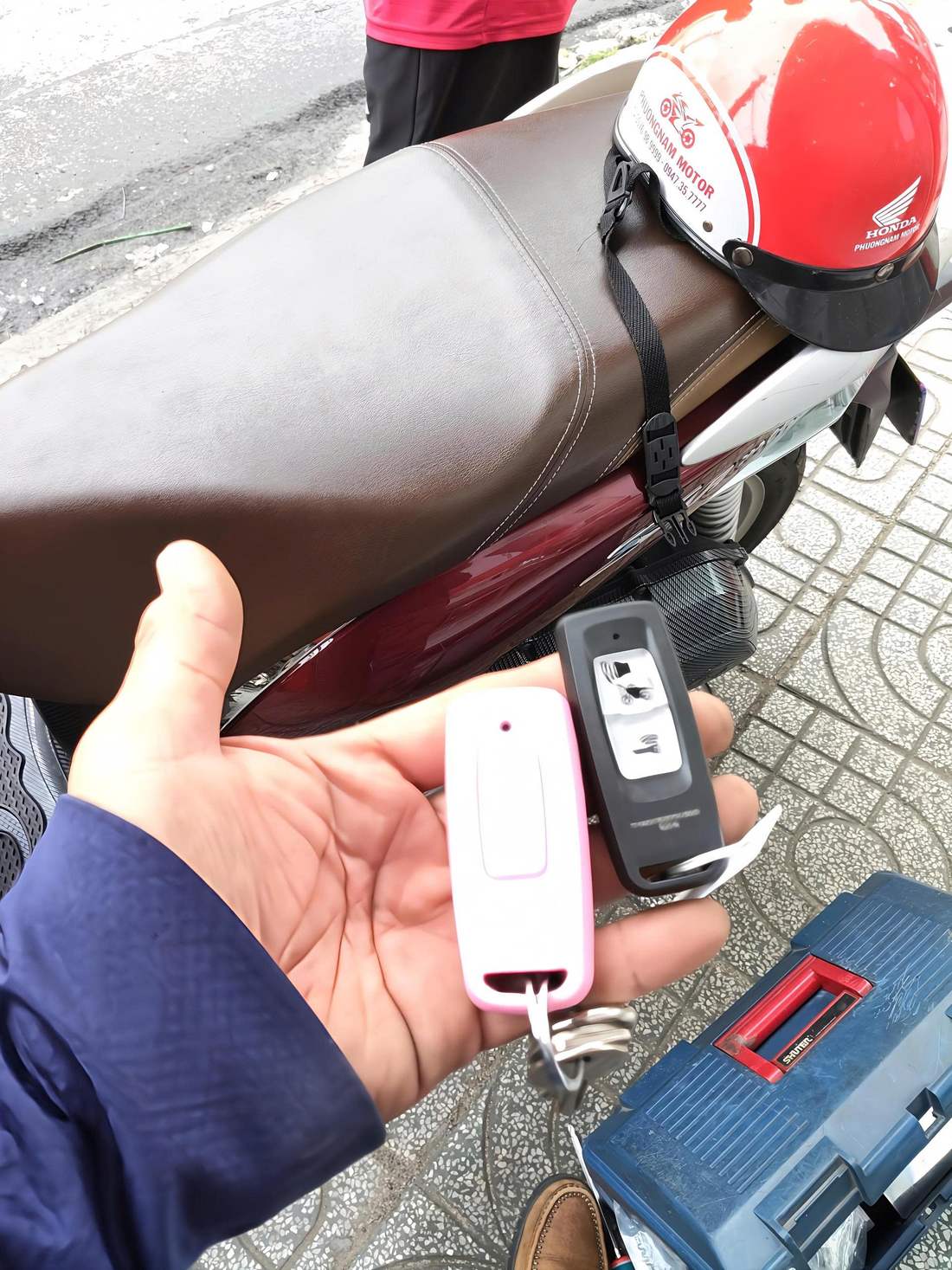 Remote Honda bên xe tay ga màu đỏ.
