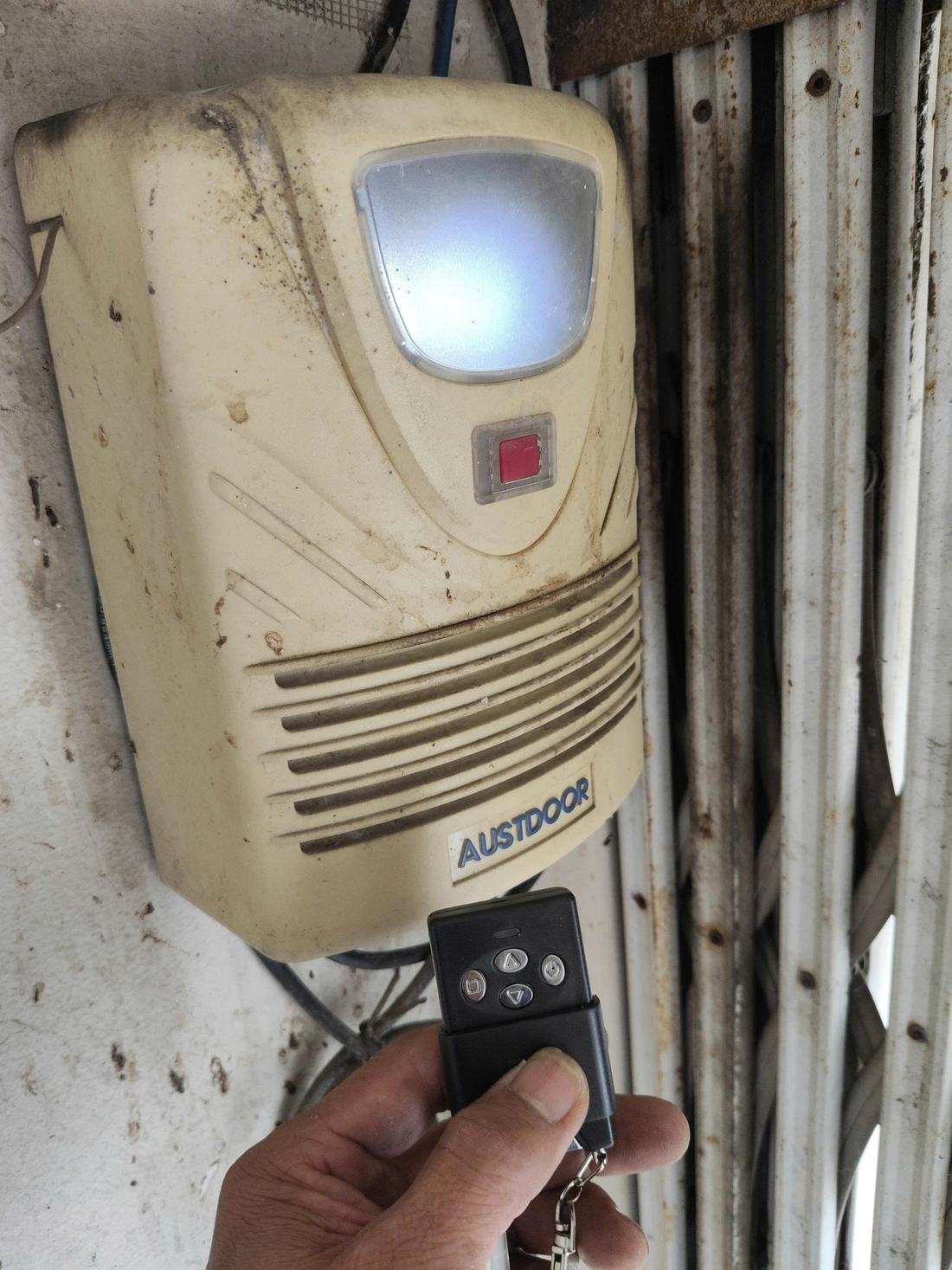 Remote cạnh thiết bị điều khiển Austdoor.