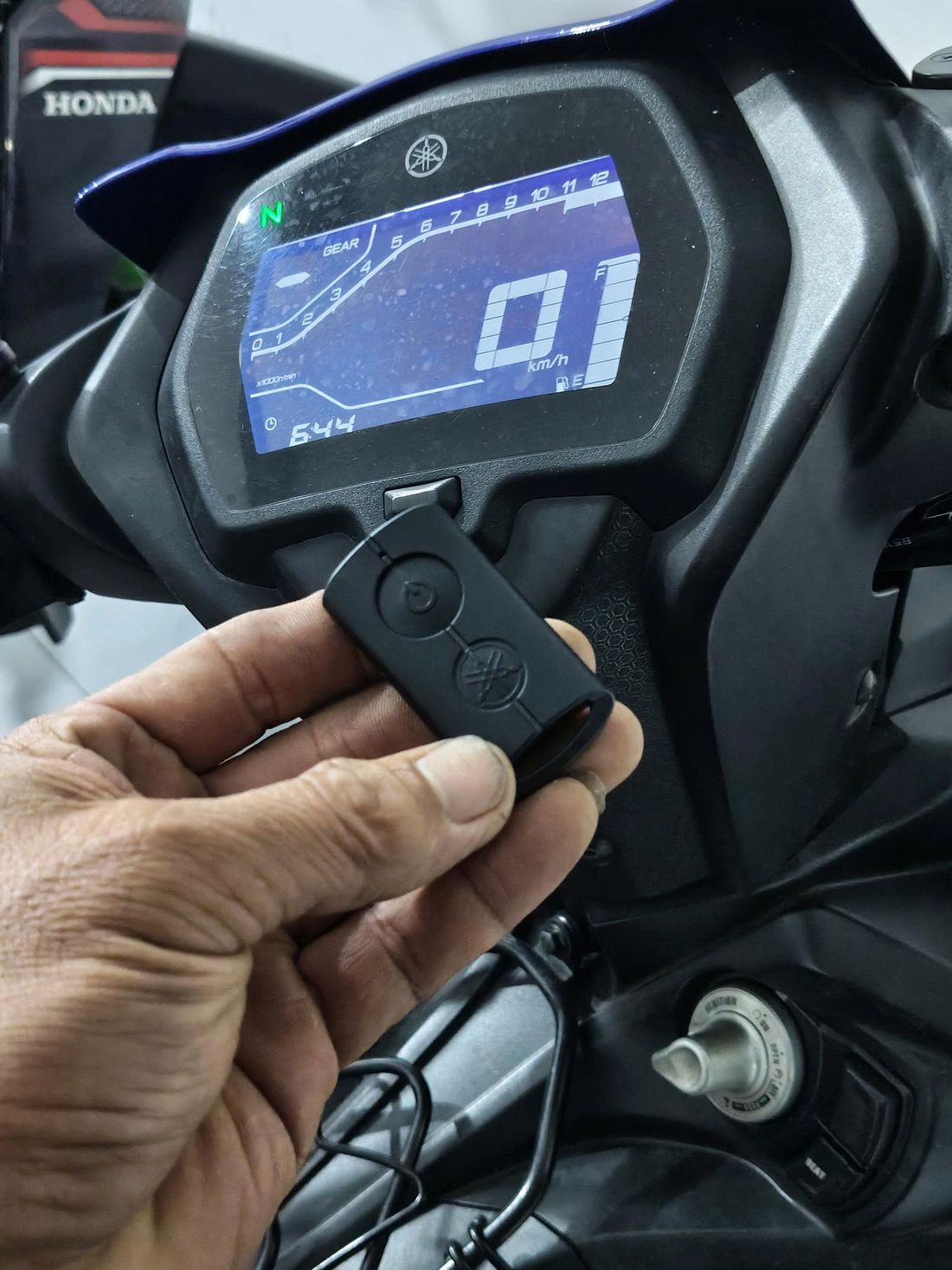 Remote Yamaha và cụm đồng hồ xe.