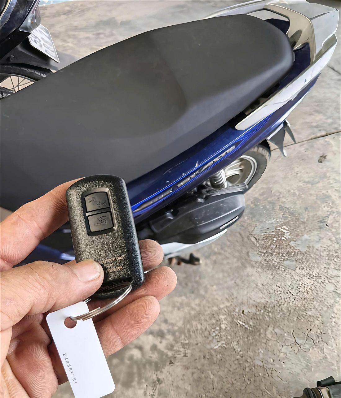 Remote Yamaha bên xe máy.