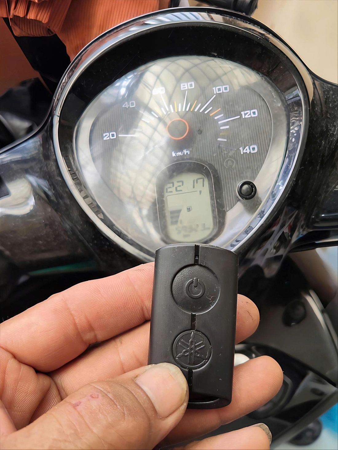 Remote Yamaha cạnh bảng đồng hồ.
