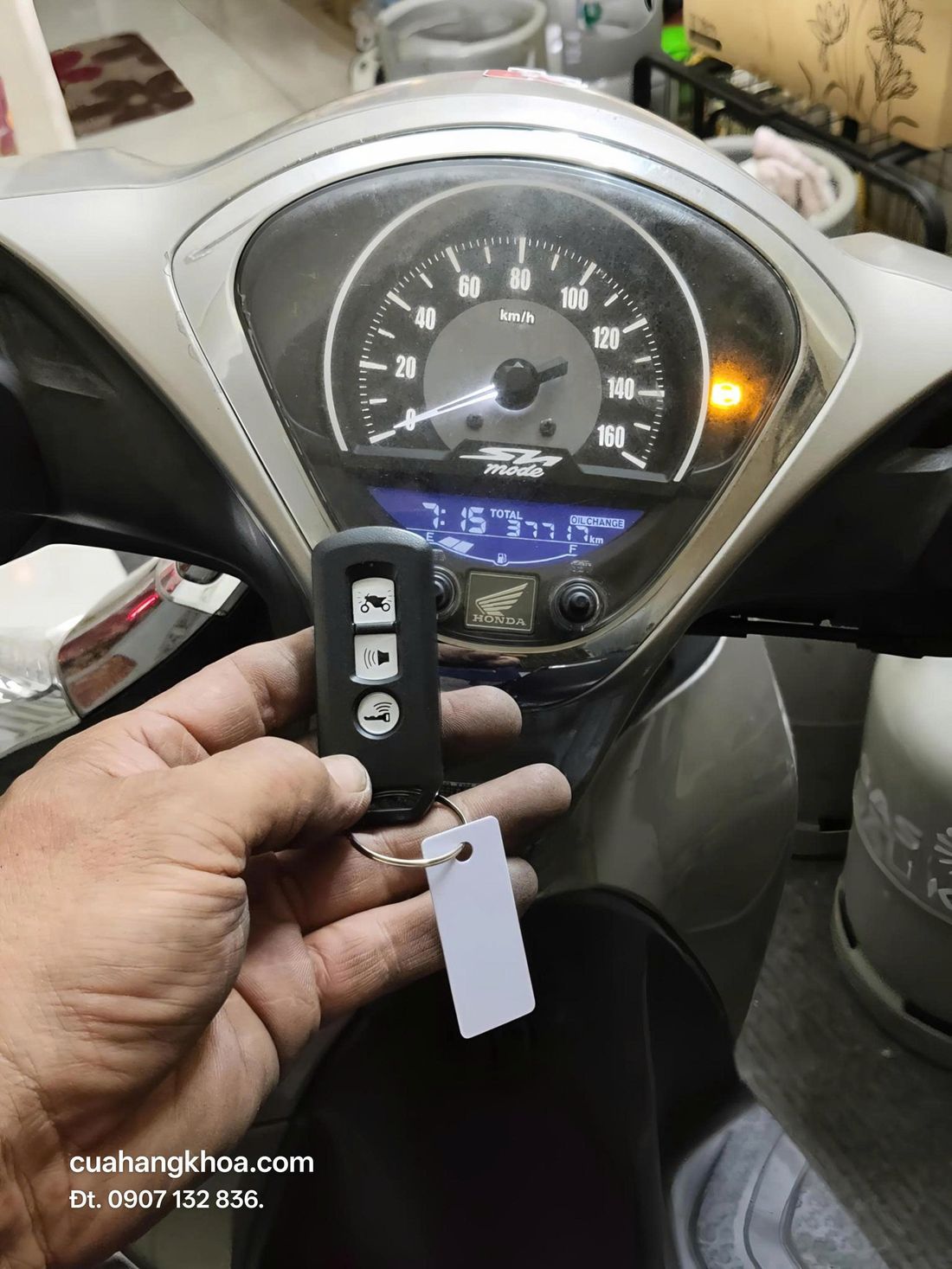 Remote Honda và cụm đồng hồ xe.