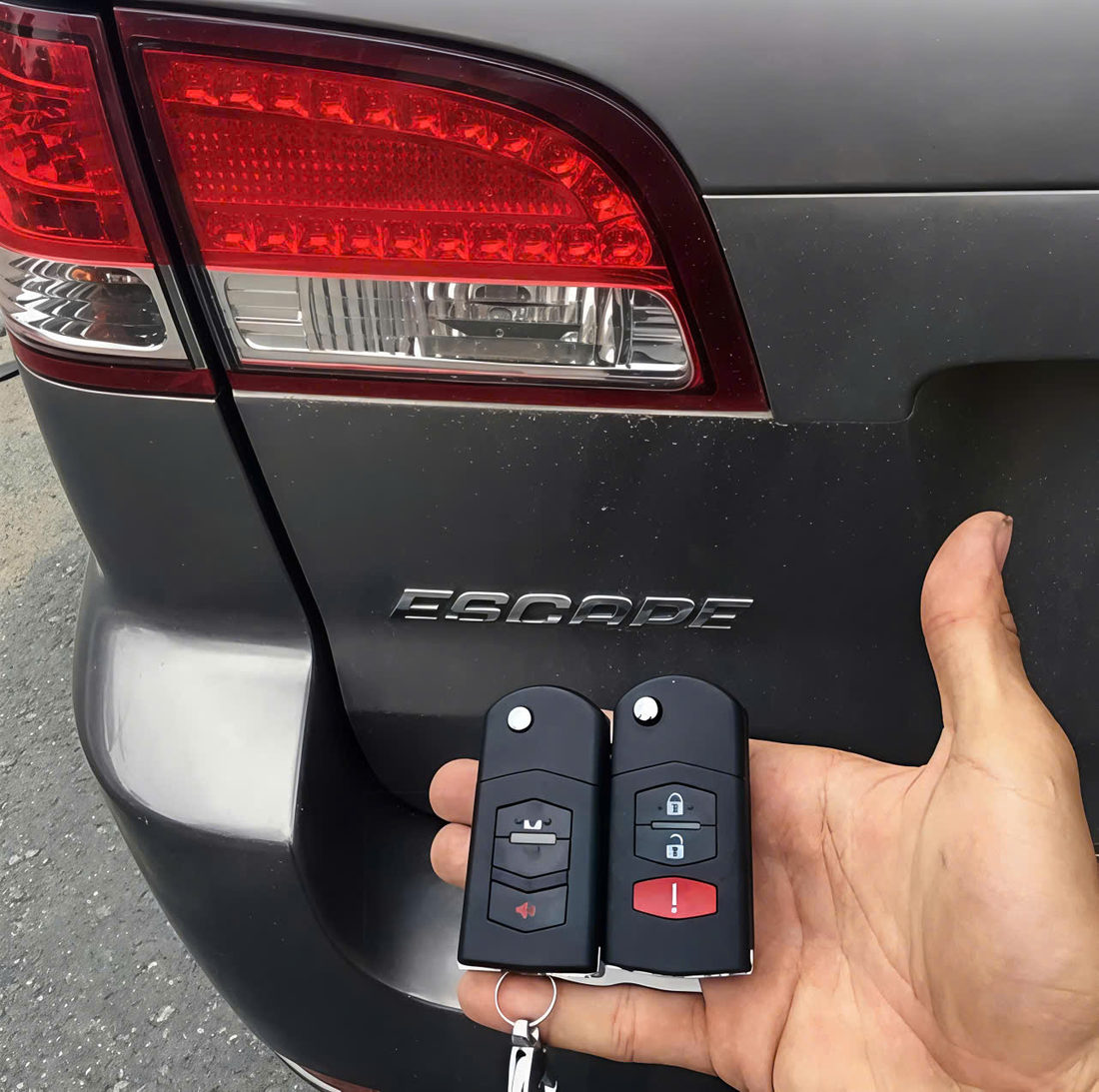 Hai remote trước xe Ford Escape.