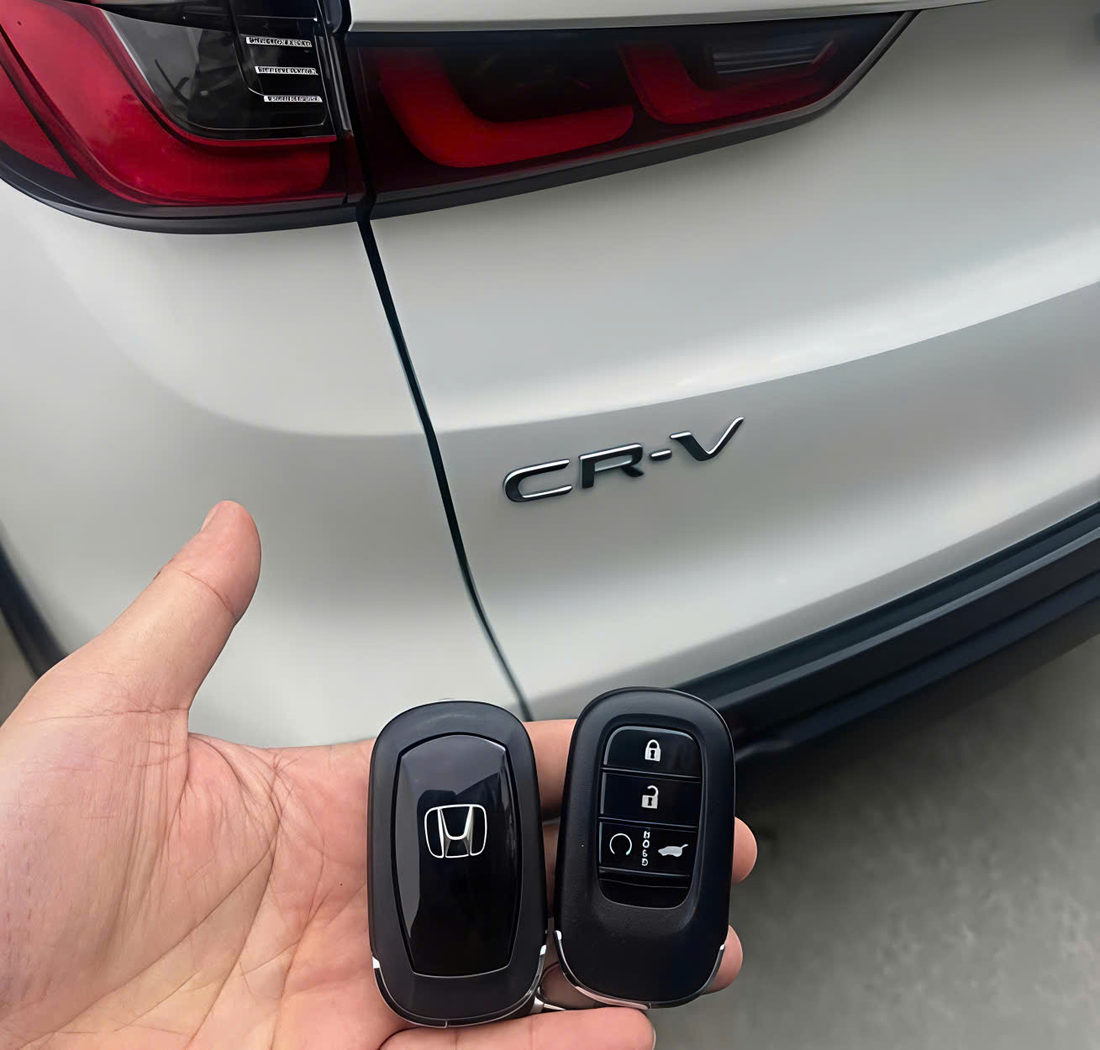 Hai remote trước xe Honda CR-V.