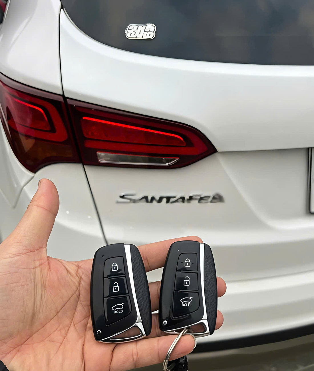 Hai remote trước xe Hyundai Santa Fe.
