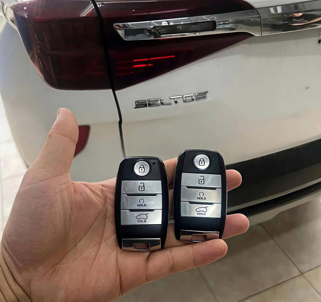 Hai remote trước xe Kia Seltos.