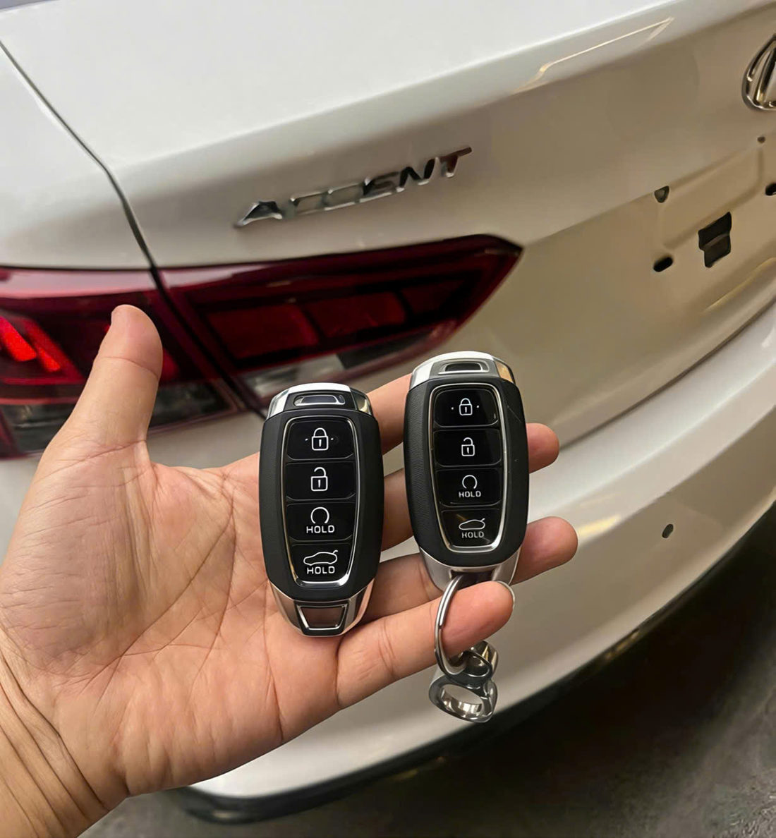 Hai remote trước xe Toyota Corolla Altis.