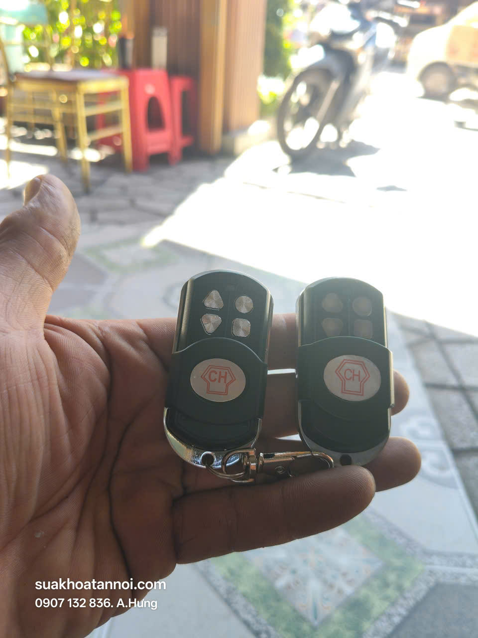 Hai tay điều khiển trong tư liệu cửa cuốn.