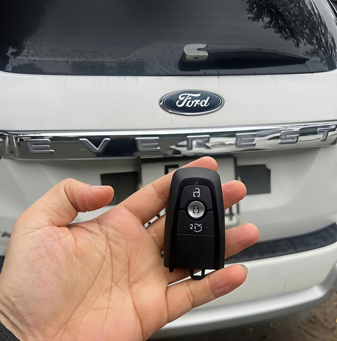 Remote trước xe Ford Everest.