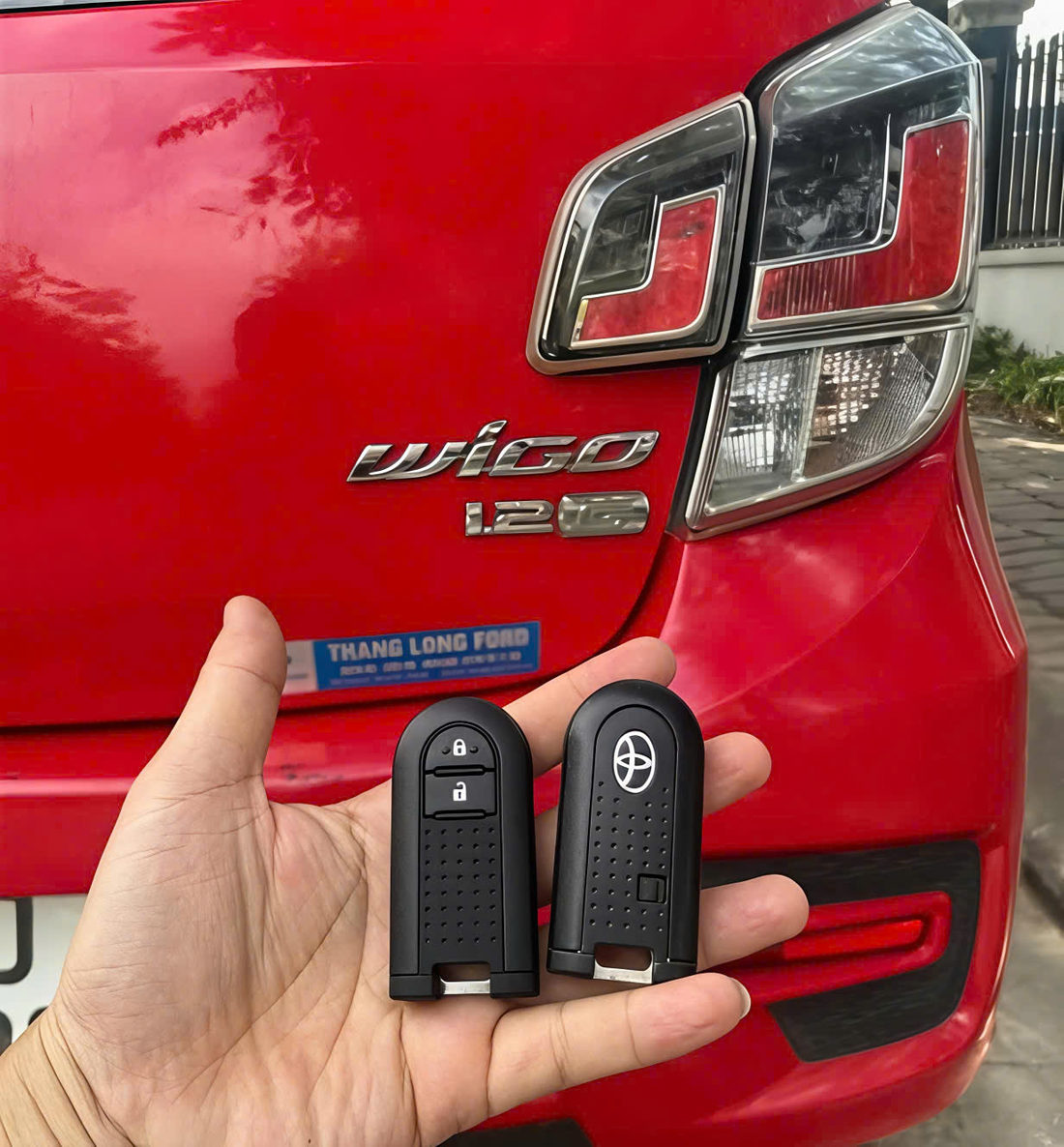Remote trước xe Toyota Wigo.