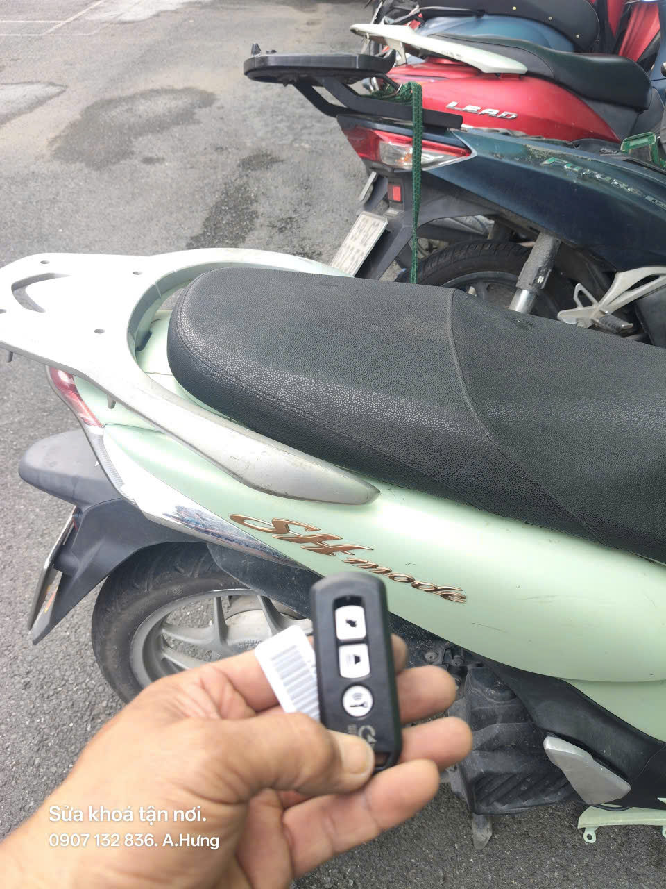 Remote bên xe tay ga màu xanh nhạt.