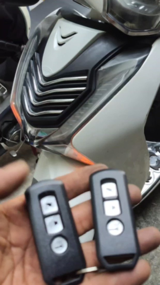 Hai remote và cụm đồng hồ Honda trong video kiểm tra hoạt động